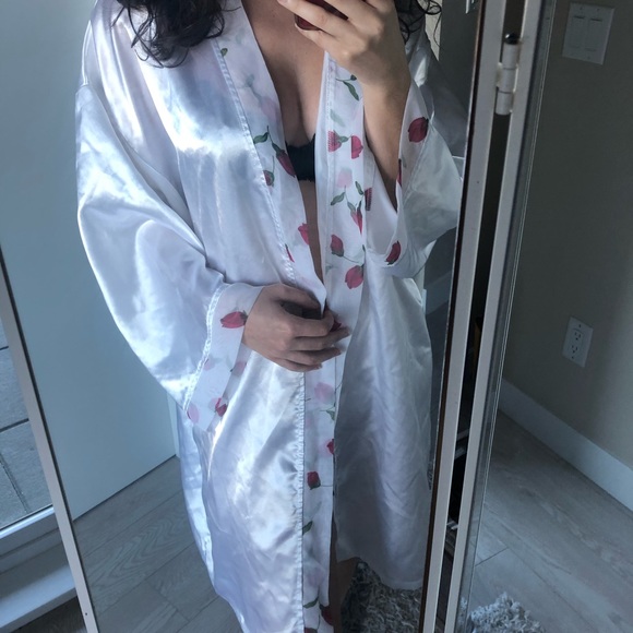 Silk w rosebud trim in sheer fabric and soft satin - Picture 2 of 6